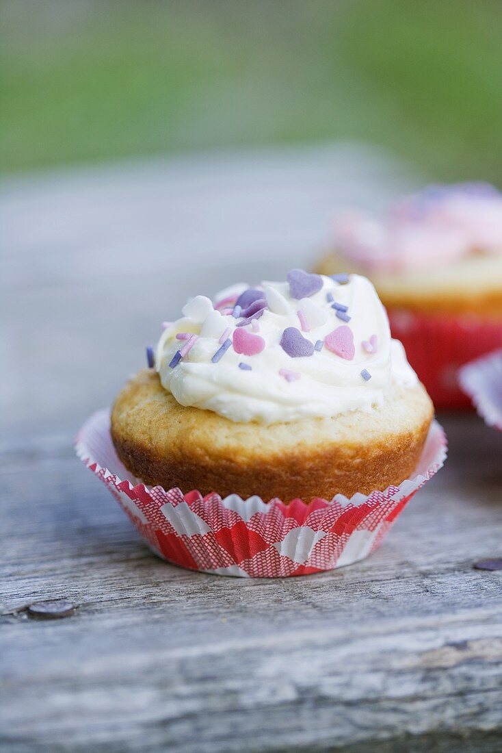 Muffin mit Sahne und Zuckerstreuseln