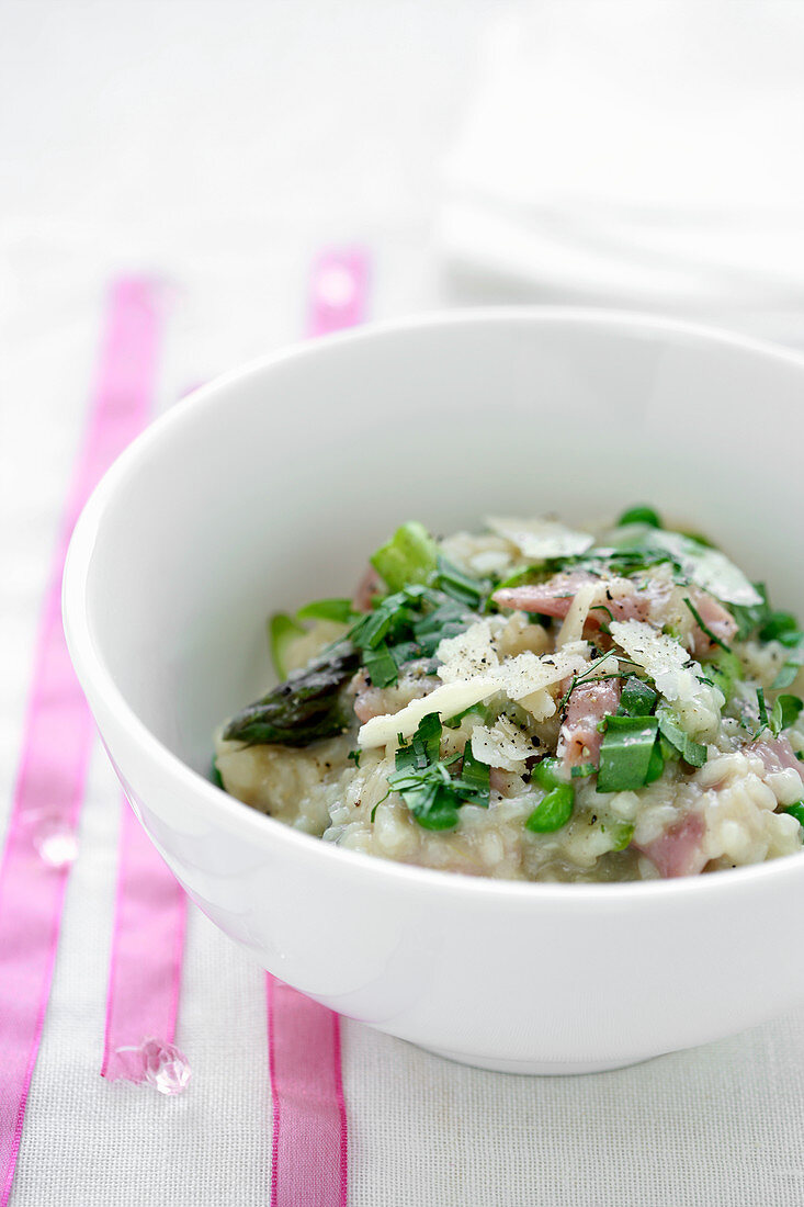 Risotto with peas, asparagus and ham