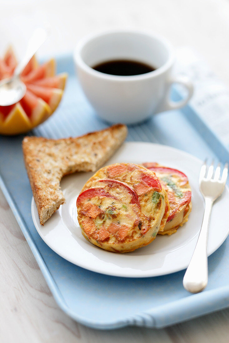 Spinat-Süsskartoffel-Frittatas auf Tablett mit Toast