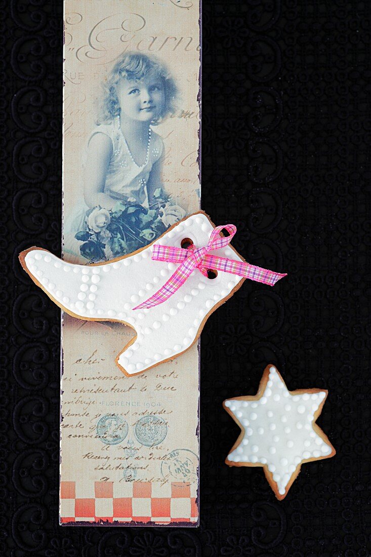 Mürbteigplätzchen mit weißem Zuckerguss, nostalische Postkarte