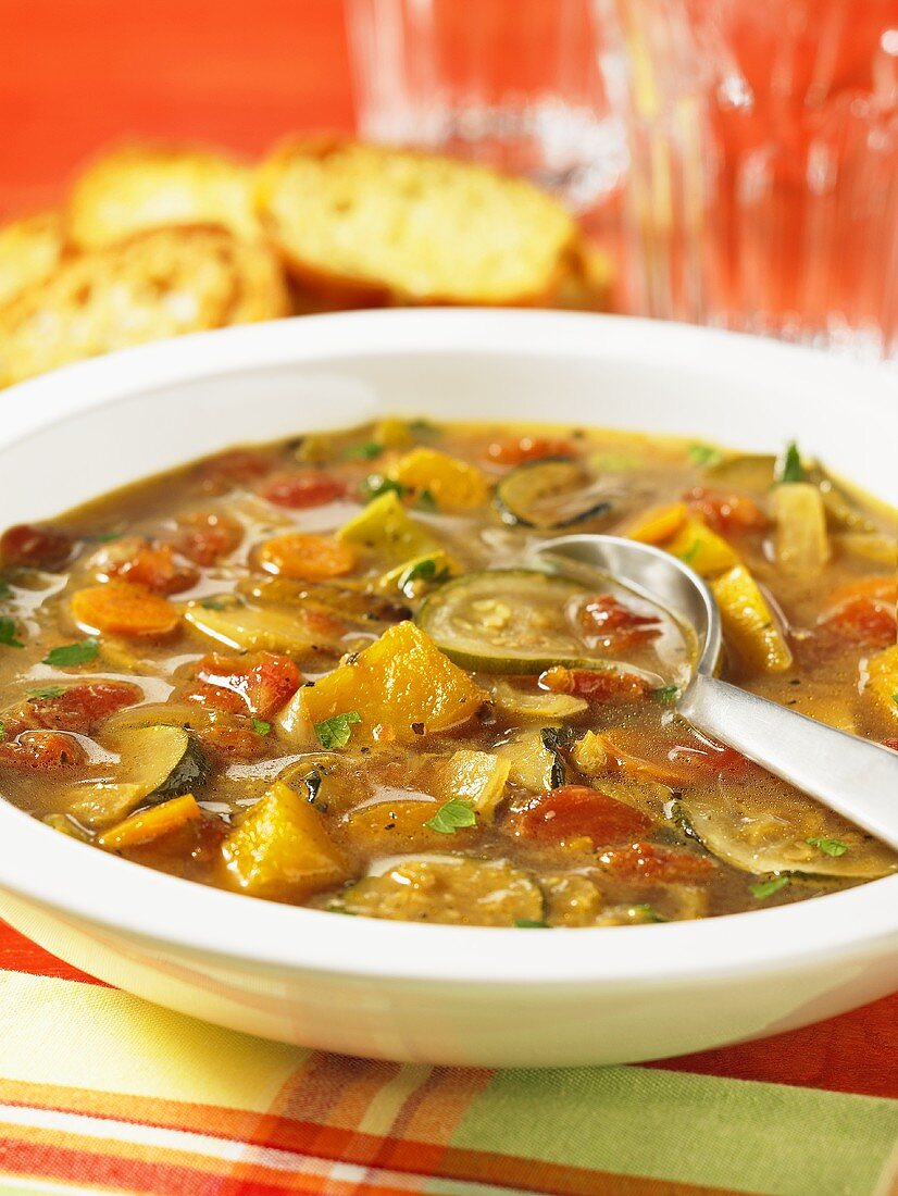 Suppe mit gebratenem Gemüse