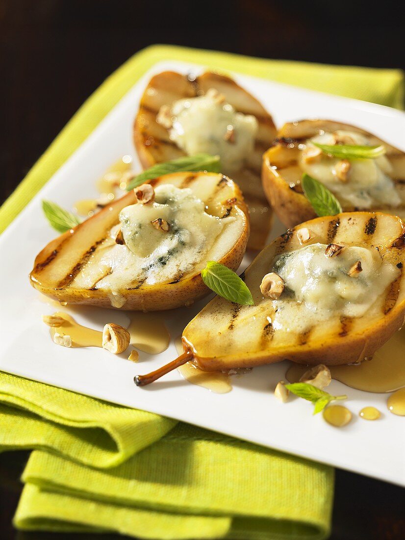 Gegrillte Birnen mit Blauschimmelkäse und Nüssen, übergossen mit Honig