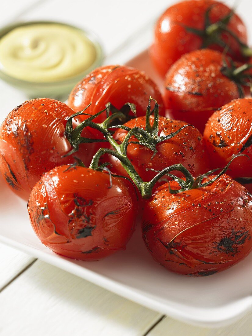 Roasted vine tomatoes (close-up)