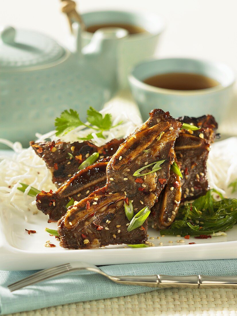 Beef ribs with sesame and rice noodles (Asia)