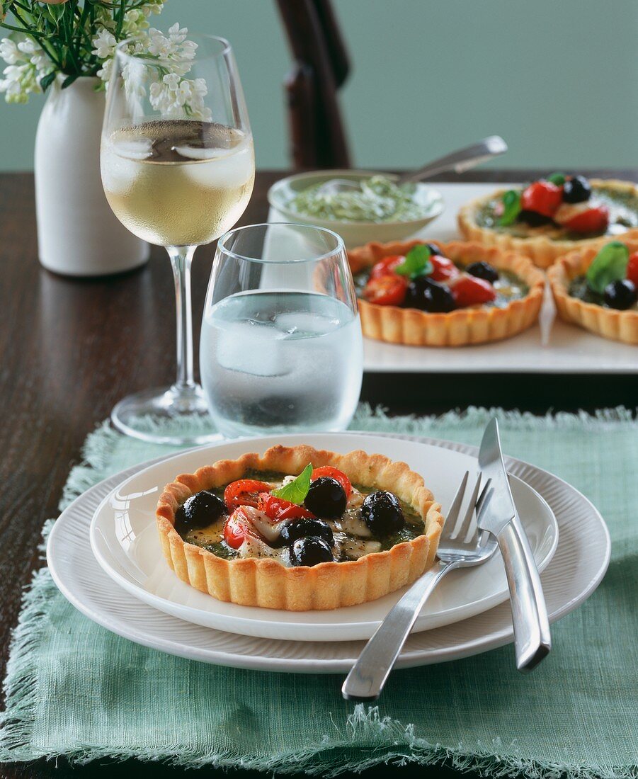 Oliven-Tomaten-Tarteletts mit Basilikum