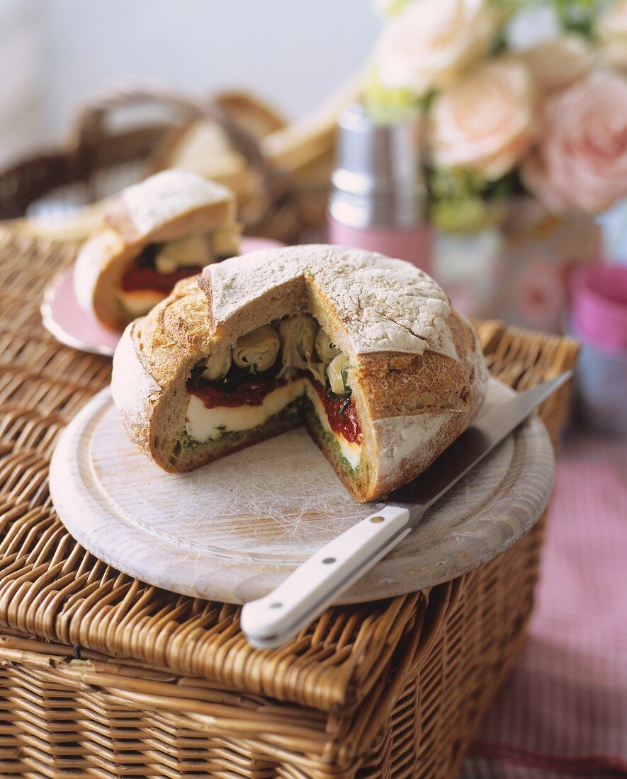 Mit Anitpasti gefülltes Brot zum Picknick
