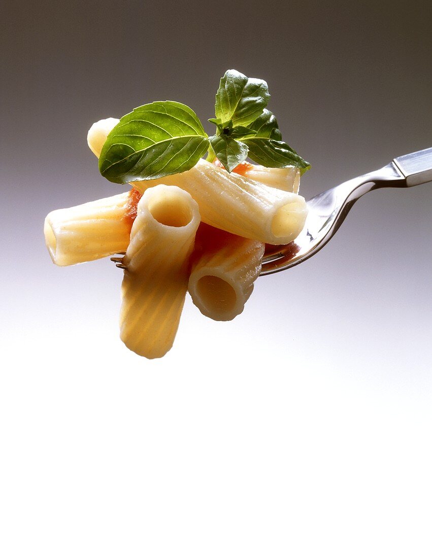 Rigatoni mit Tomatensauce auf Gabel