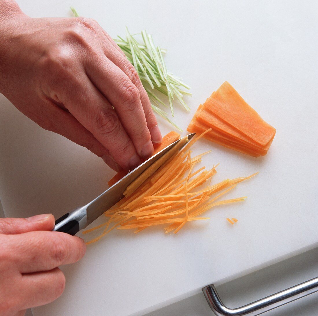 Cutting vegetables into julienne strips