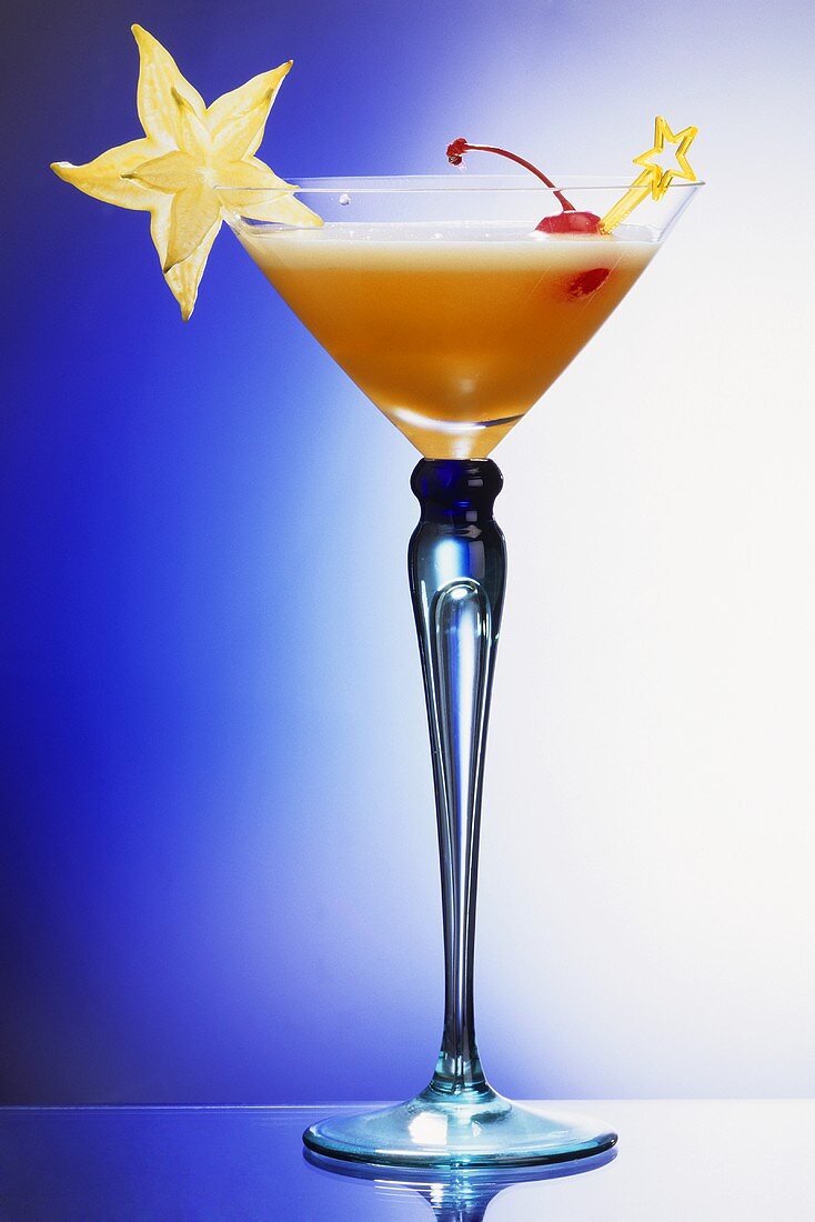 Sternstunde (Cocktail, garniert mit Sternfrucht & Kirsche)
