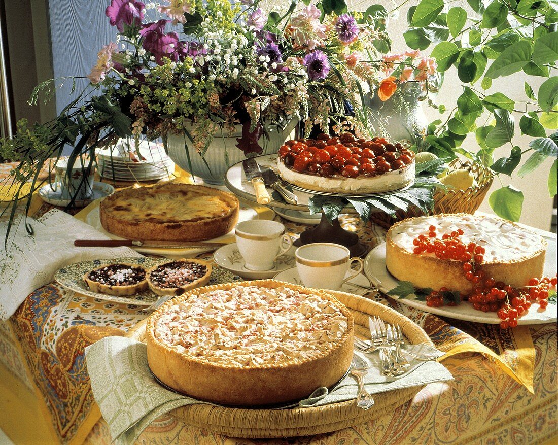 Kuchenbuffet mit sommerlichen Obstkuchen