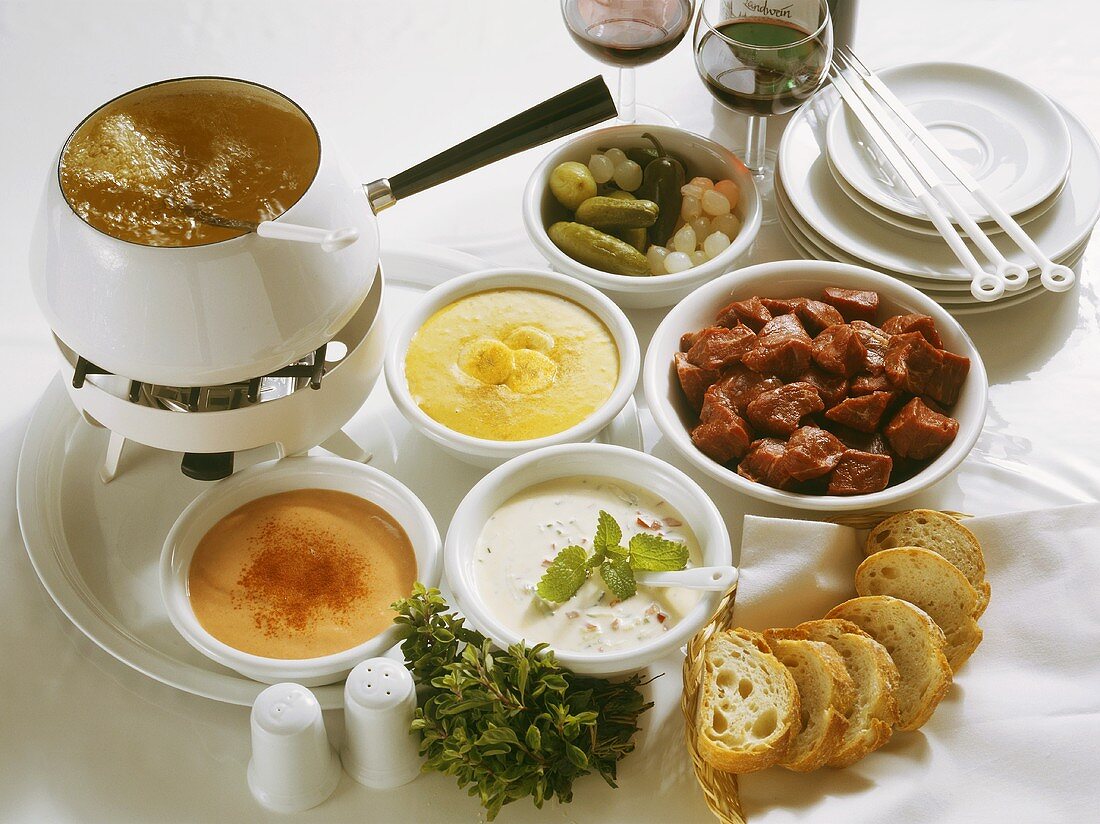 Fleischfondue mit Saucen