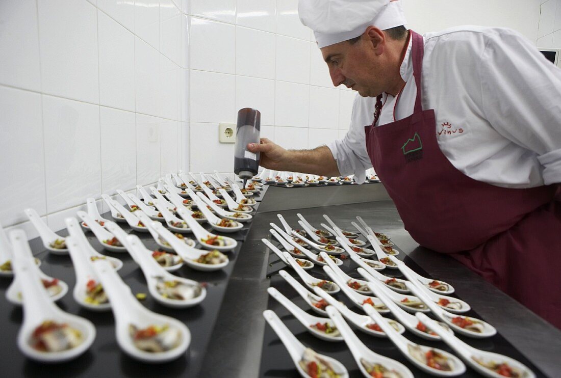 Zubereitung von Canapés, Sardellen, Divinus Catering, San Sebastian, Donostia, Gipuzkoa, Euskadi, Spanien