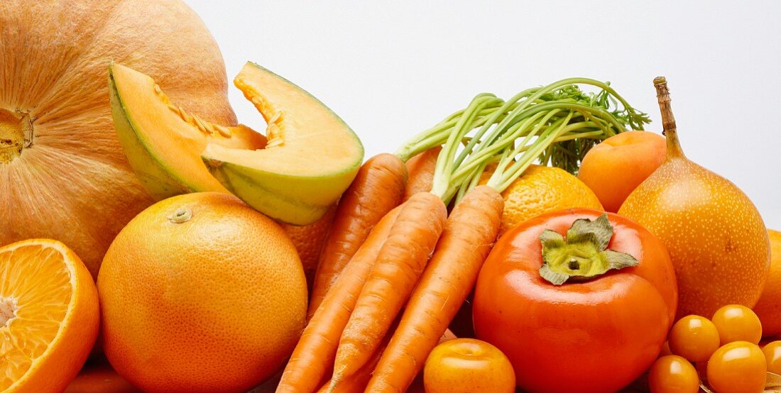 Verschiedene orangefarbene Obst- und Gemüsesorten
