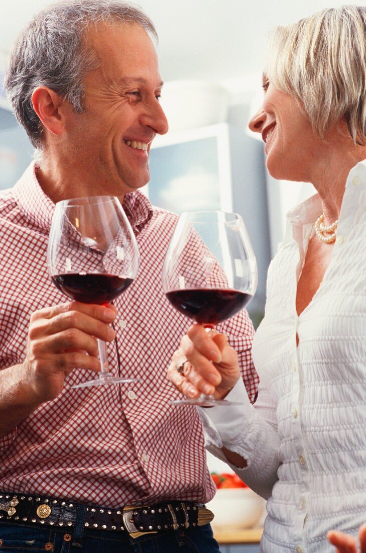 Ein älteres Paar trinkt Wein