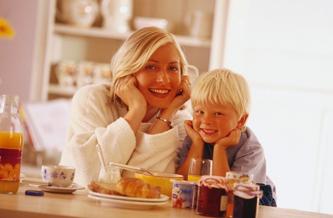 Mutter und Sohn beim Frühstück