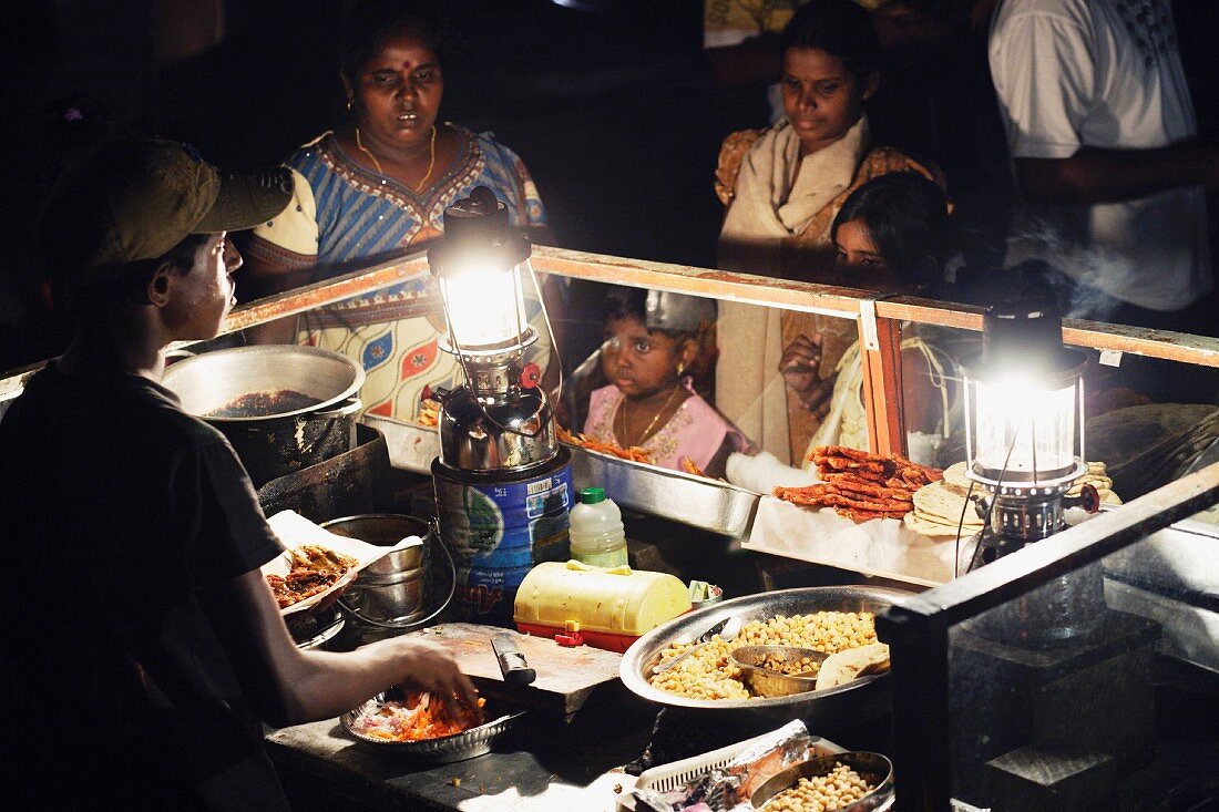 Leute an einem Essensverkaufsstand, Galle Face Green, Colombo, Sri Lanka