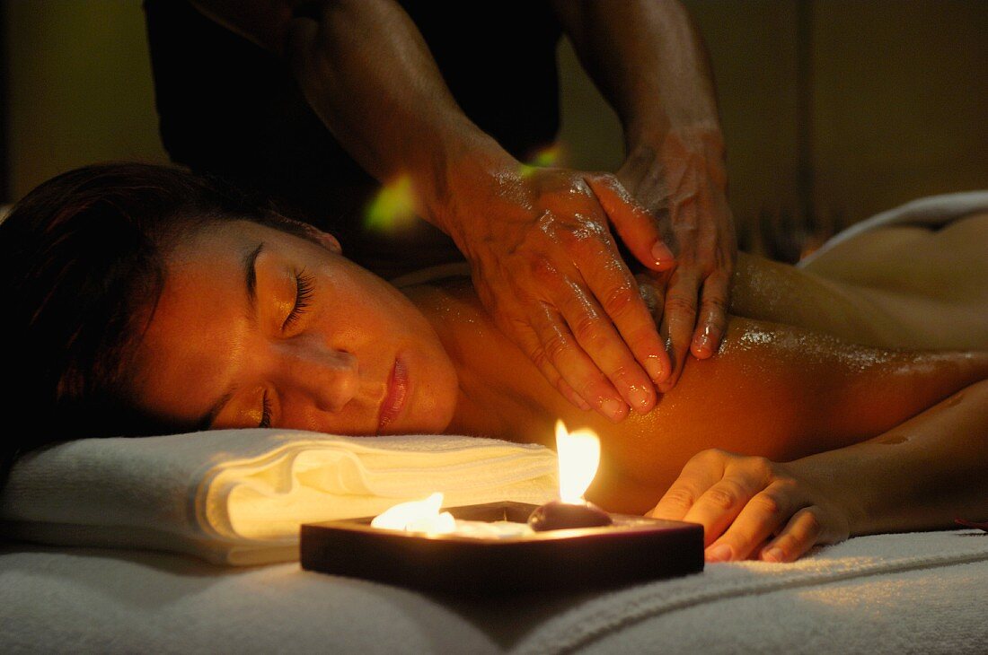 Massage bei Kerzenlicht