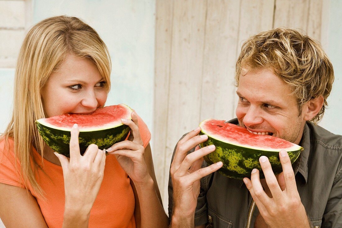 Junges Paar beim Melonen essen