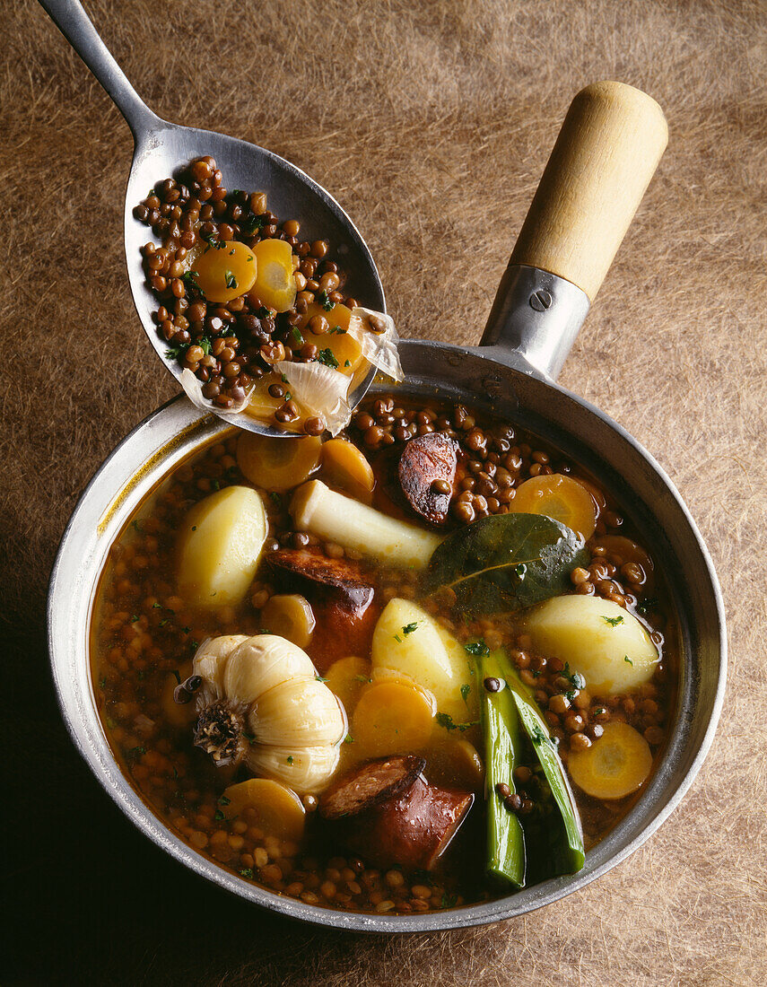 Linsensuppe mit Würstchen