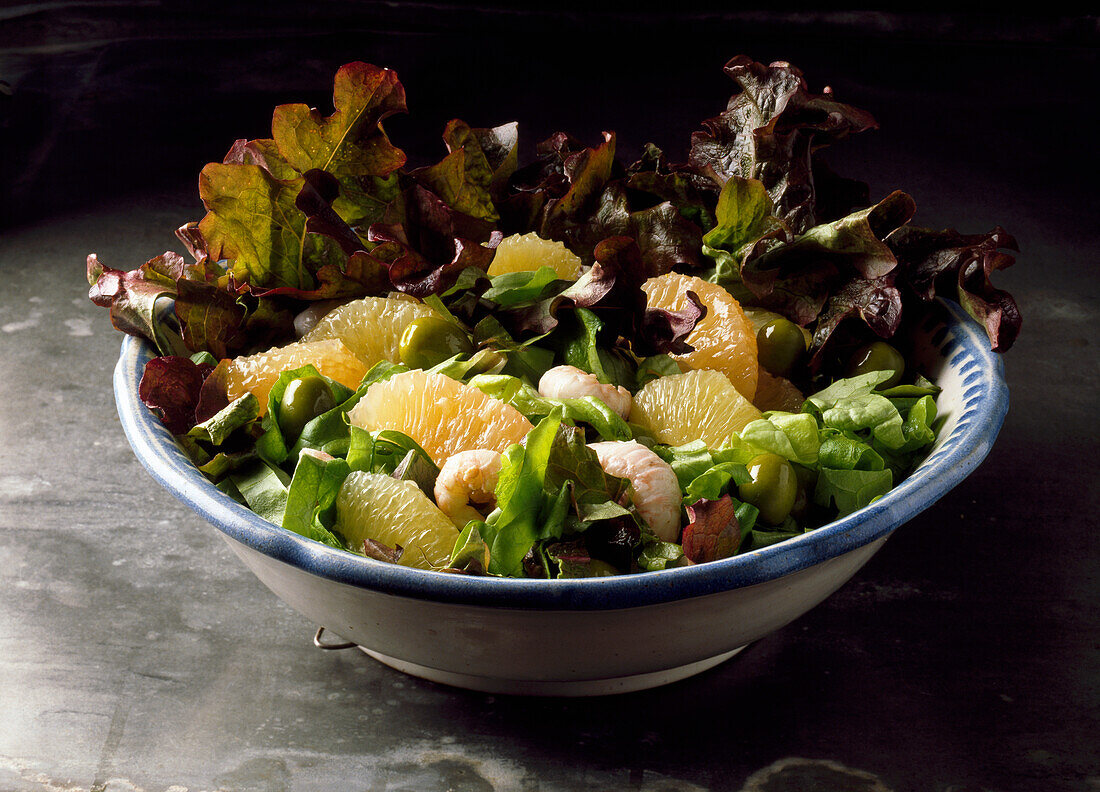 Blattsalat mit Pampelmuse und Langustinen