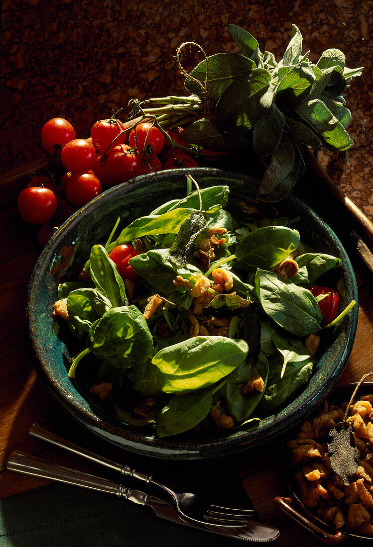 Spinatsalat mit Speckgrammeln