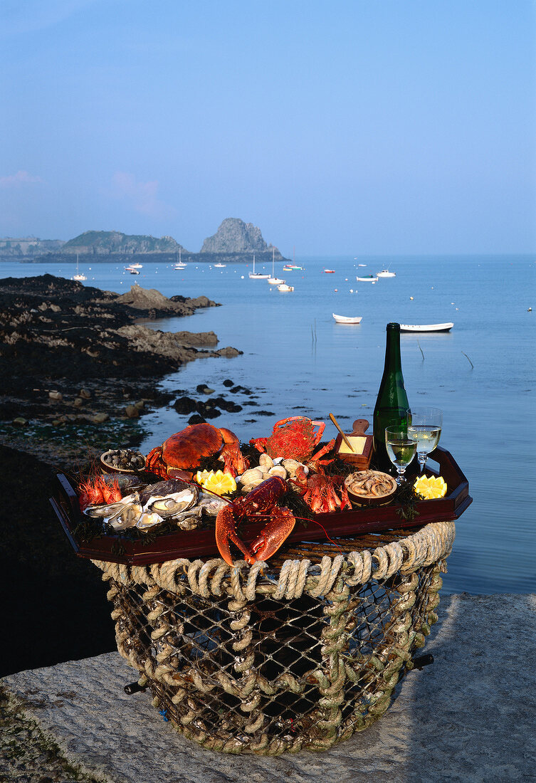 Meeresfrüchte auf einem Fangkorb, Hafenkulisse im Hintergrund