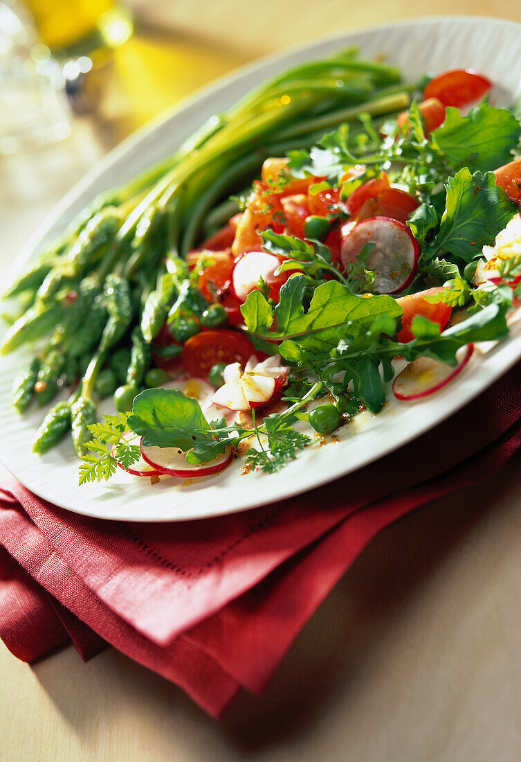 Salat von Frühlingsgemüse