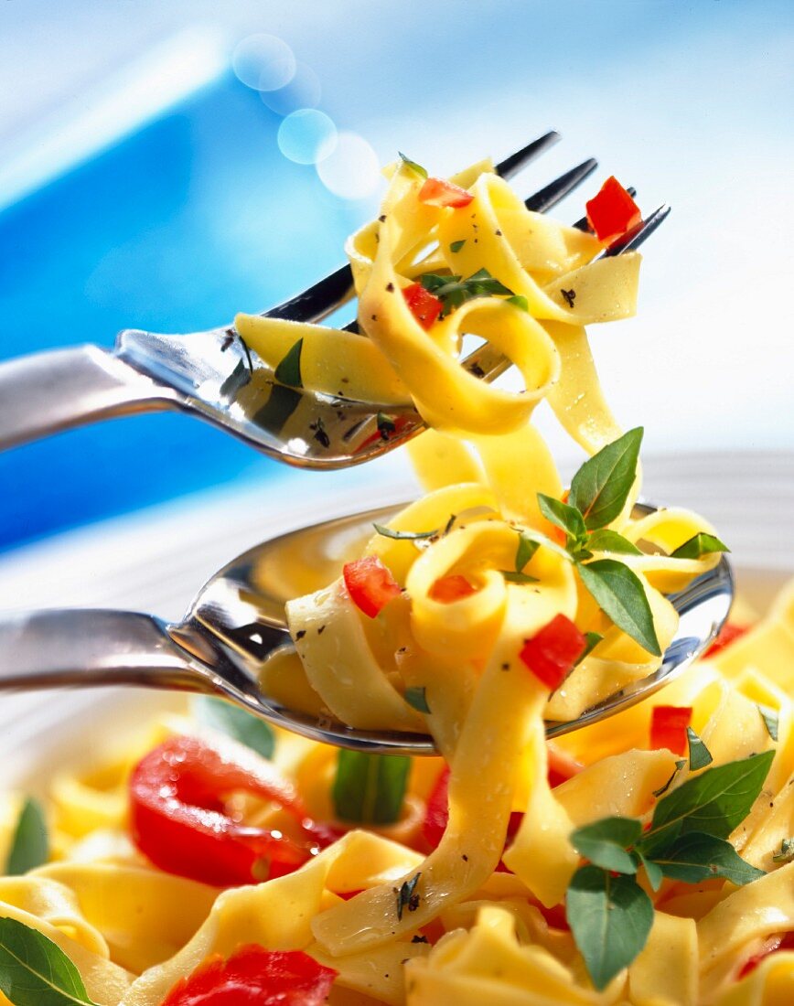 Tagliatelle mit Basilikum und Tomaten