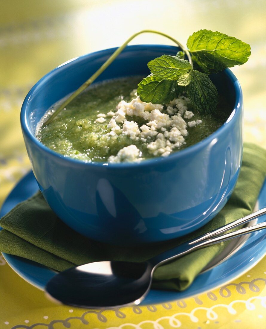 Gurkensuppe mit Feta