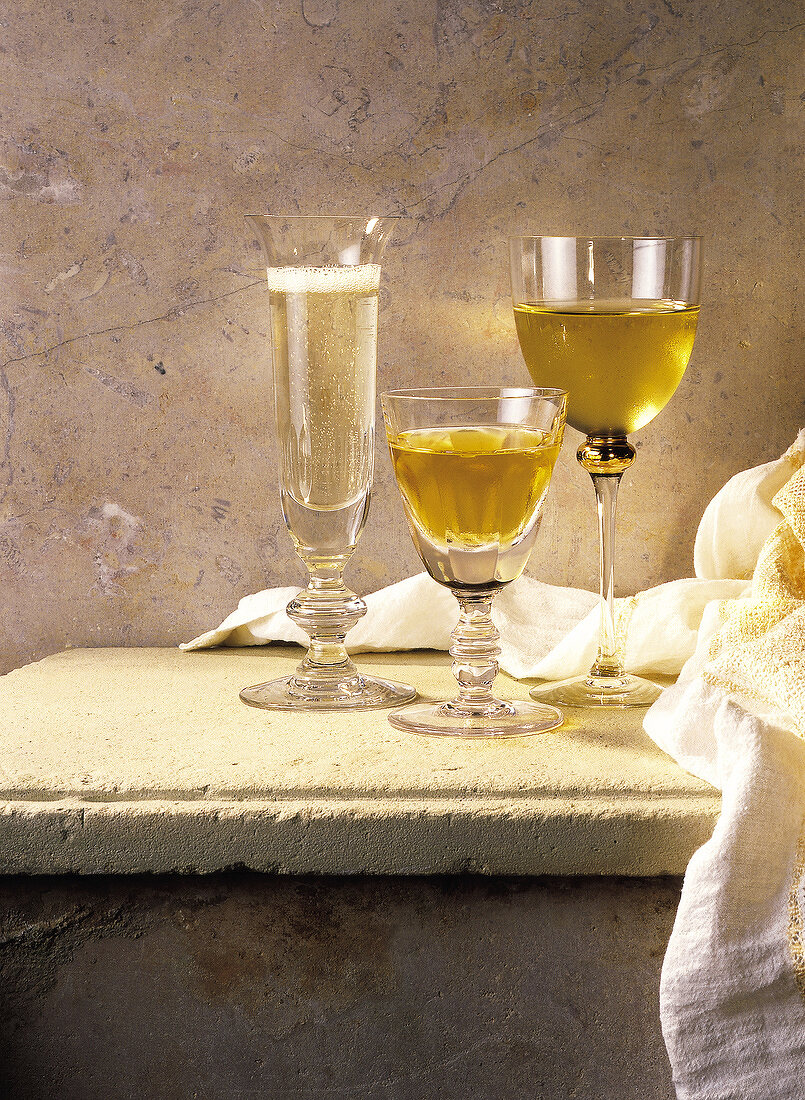 Zwei Gläser mit Weißwein und ein Glas mit Sekt
