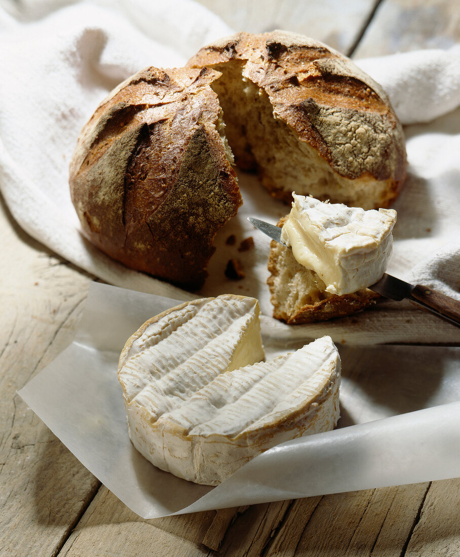 Camembert mit rustikalem Brot und Messer