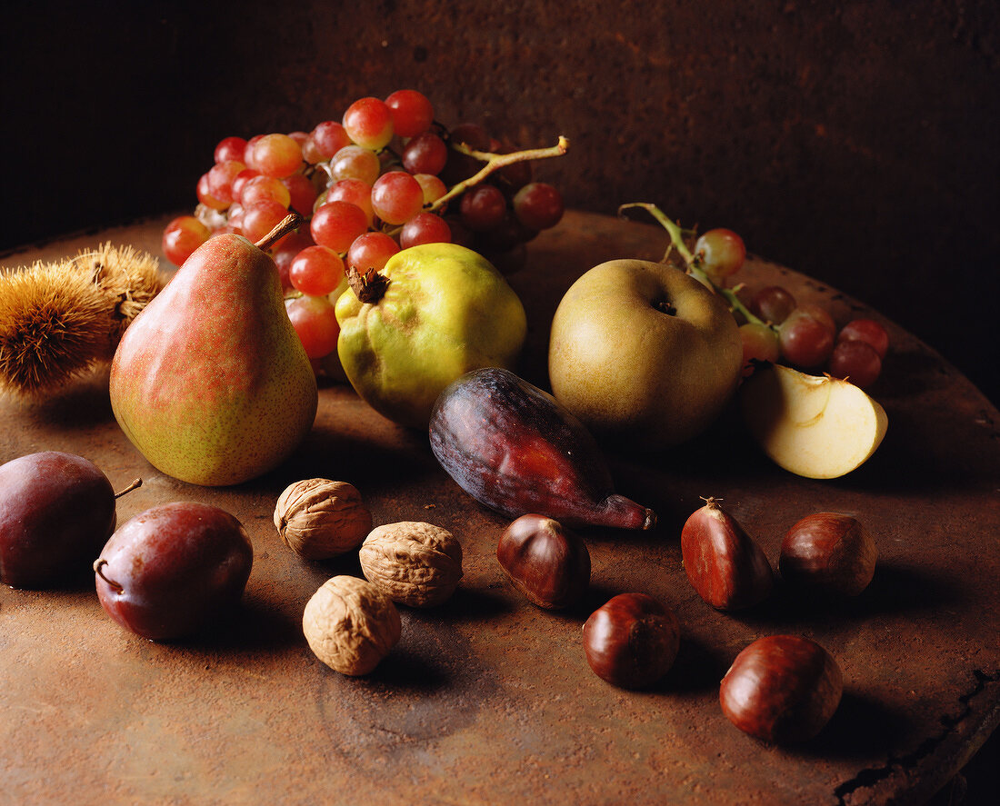 Herbstliches Stillleben mit Obst, Nüssen und Kastanien