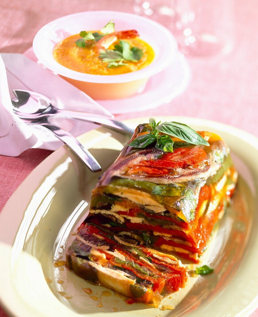 Poularden-Terrine mit bunten Paprika und Gazpacho mit gelber Paprika und Orangensaft