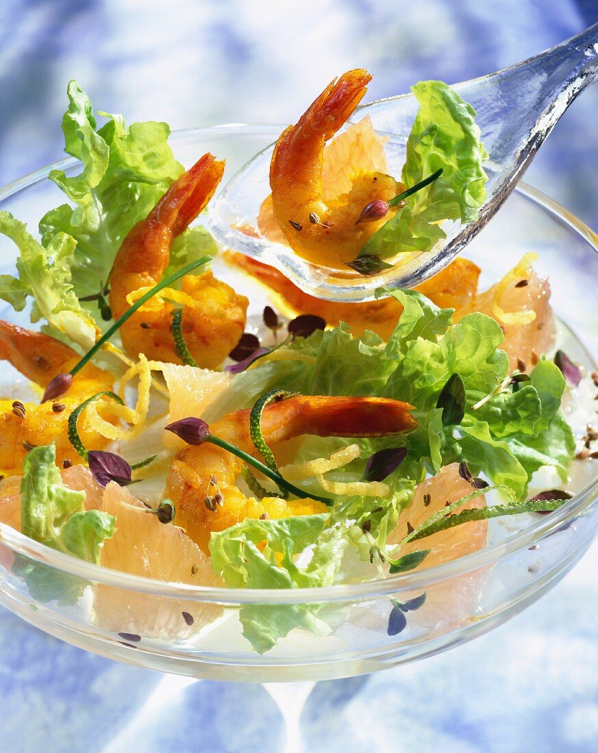 Blattsalat mit Garnelen und Orangenstücke