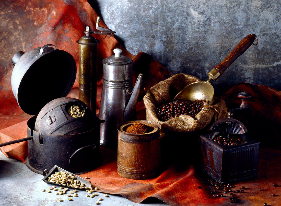 Vintage-Kaffeestillleben: Geschirr, Kaffeemühle, Kaffeebohnen und -pulver