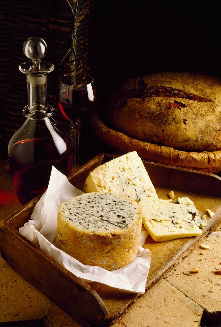 Fourme d'Ambert (Edelschimmelkäse aus der Auvergne) mit Wein und Brot