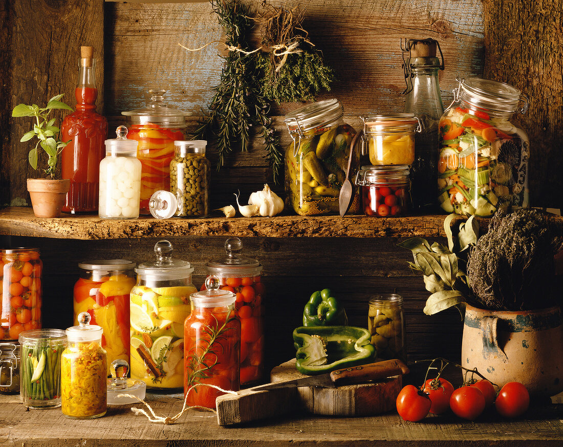 Eingelegtes Gemüse in Gläsern und Flaschen auf Regal