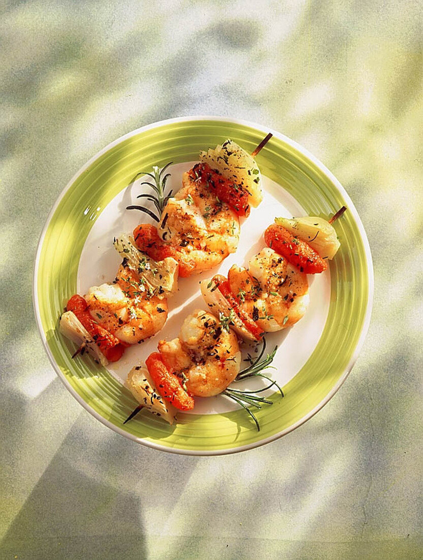 Skewers of gambas, tomatoes, fennel and sesame