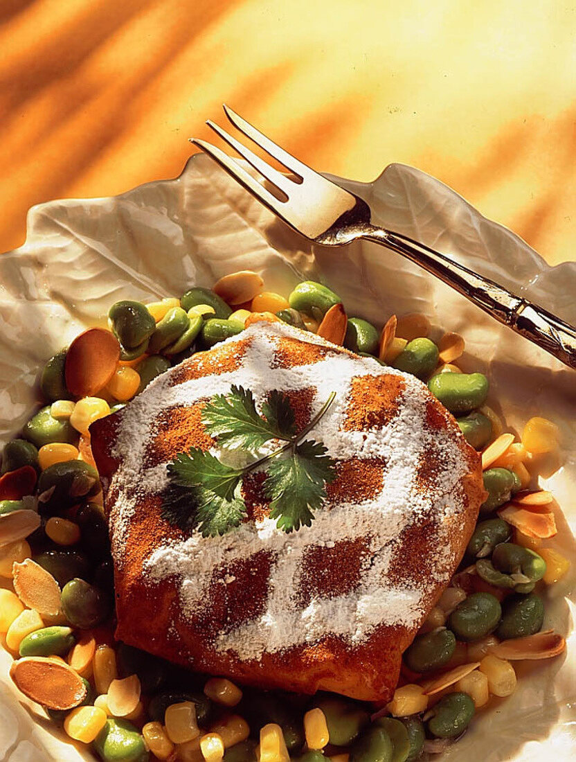 Pastilla (Marokkanische Pastete) mit Wachteln und Saubohnensalat mit Mandeln