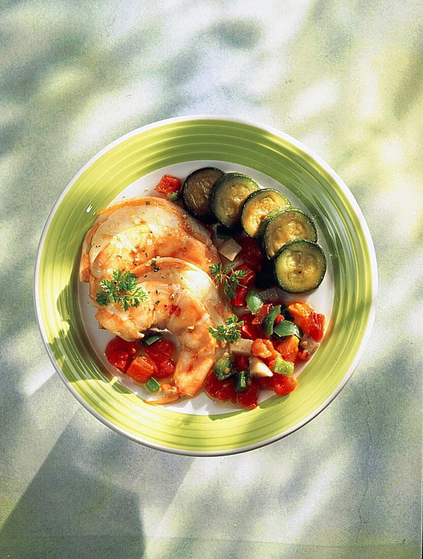 Salat mit Riesengarnelen, Zucchini, Artischockenböden, Tomaten und Paprika