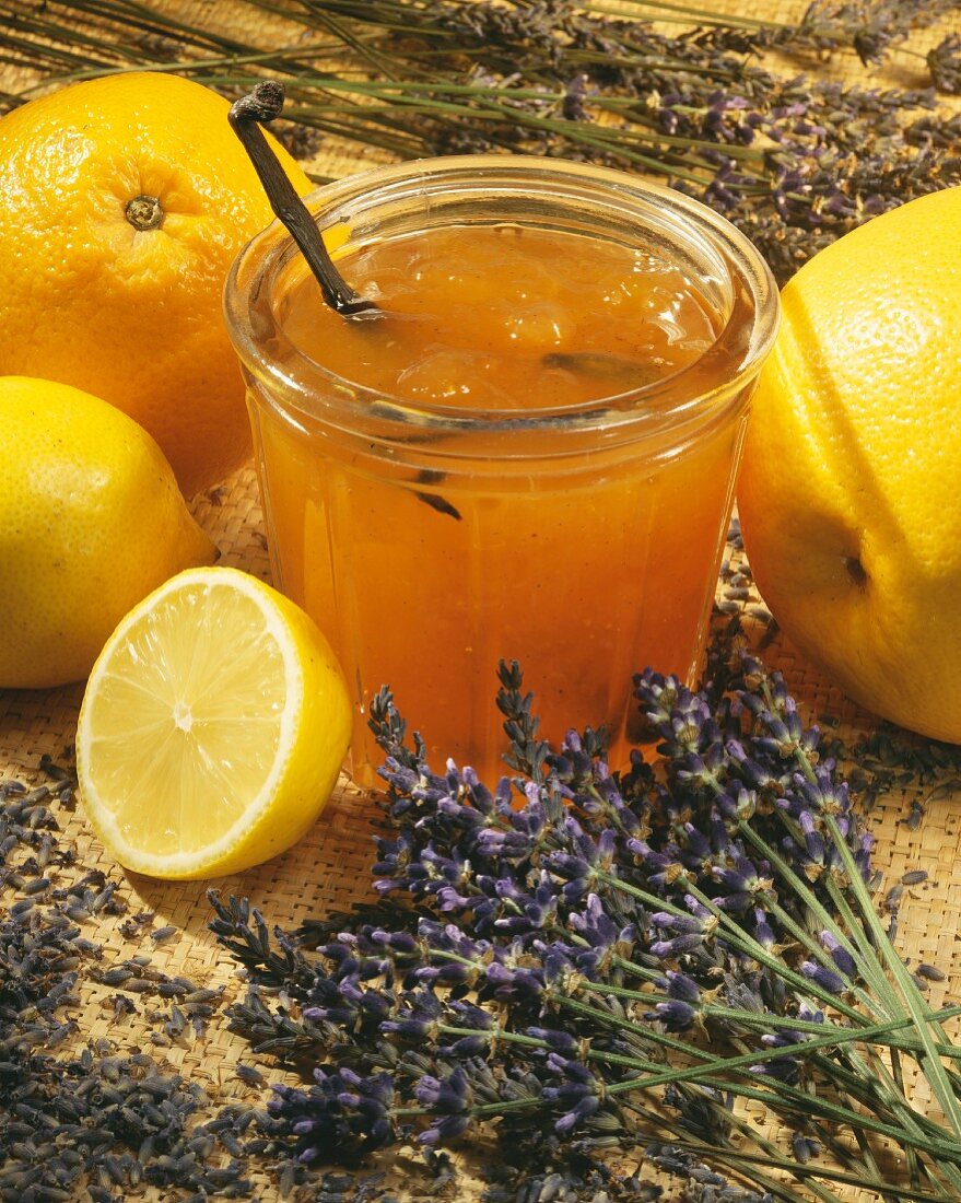 Orangen-Lavendel-Marmelade in Glas; daneben Zutaten