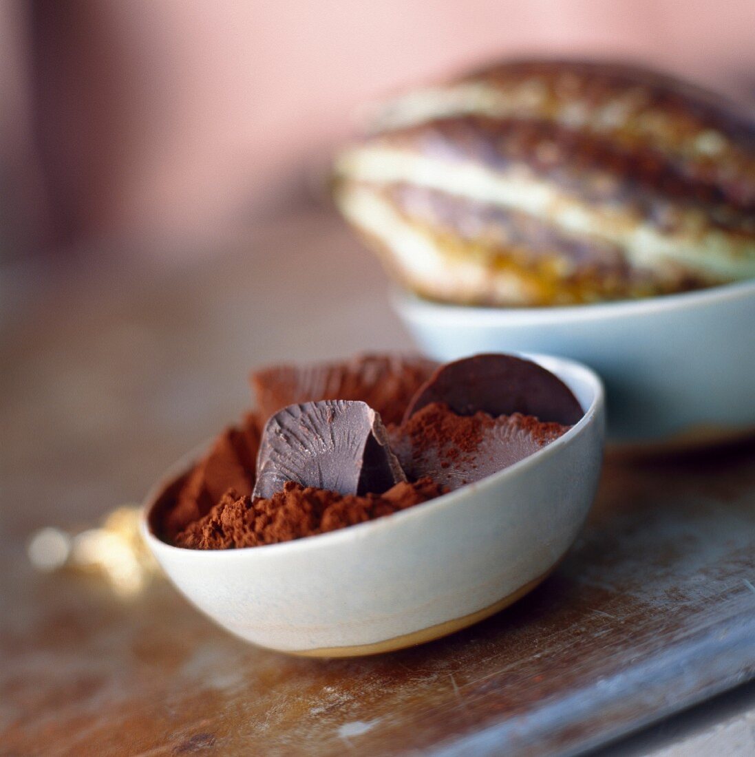 Schälchen mit Kakao, Schokolade und Kakaoschote
