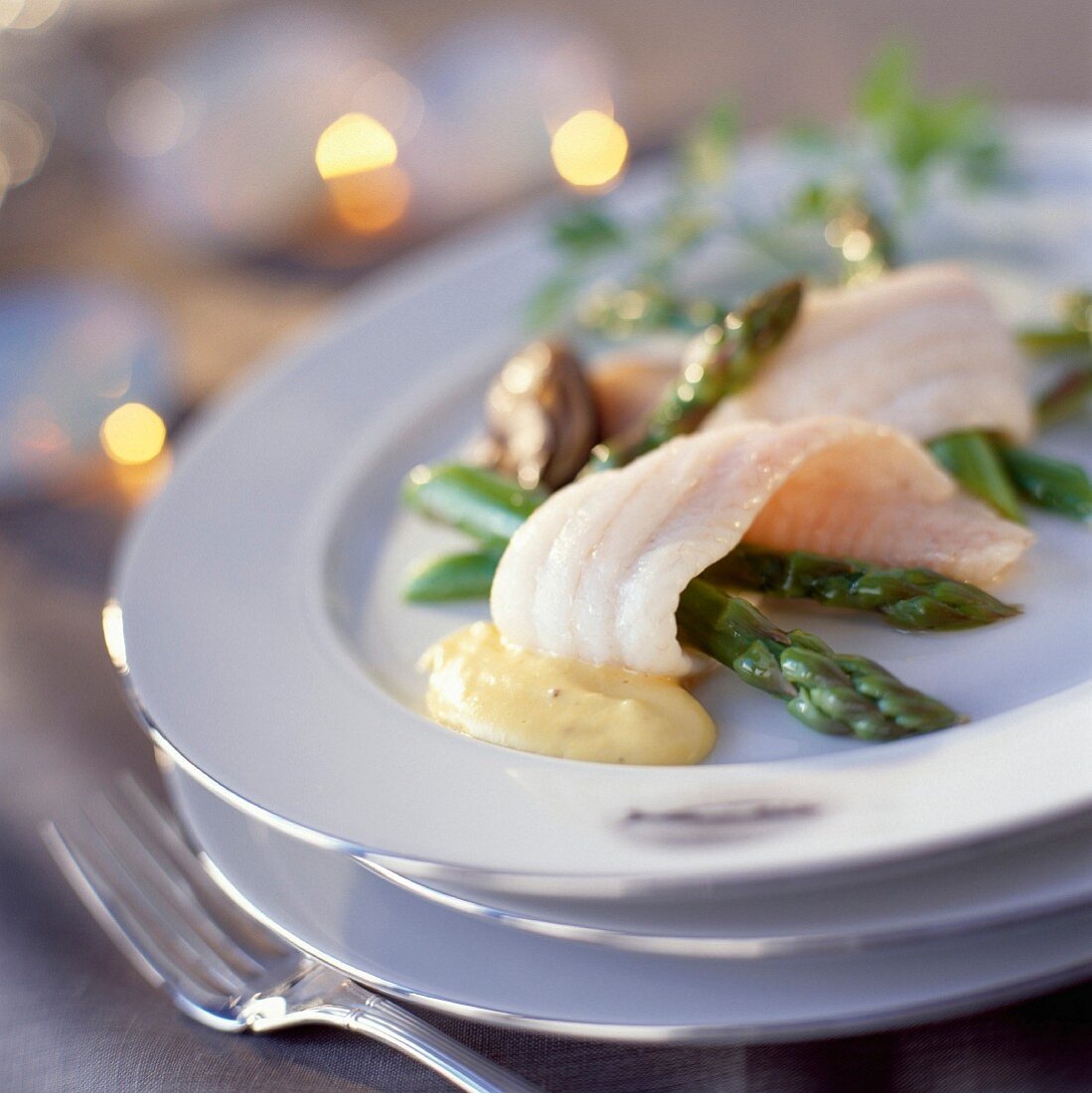 Fillets of sole with oysters and asparagus