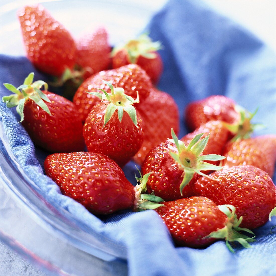 Erdbeeren auf blauer Serviette