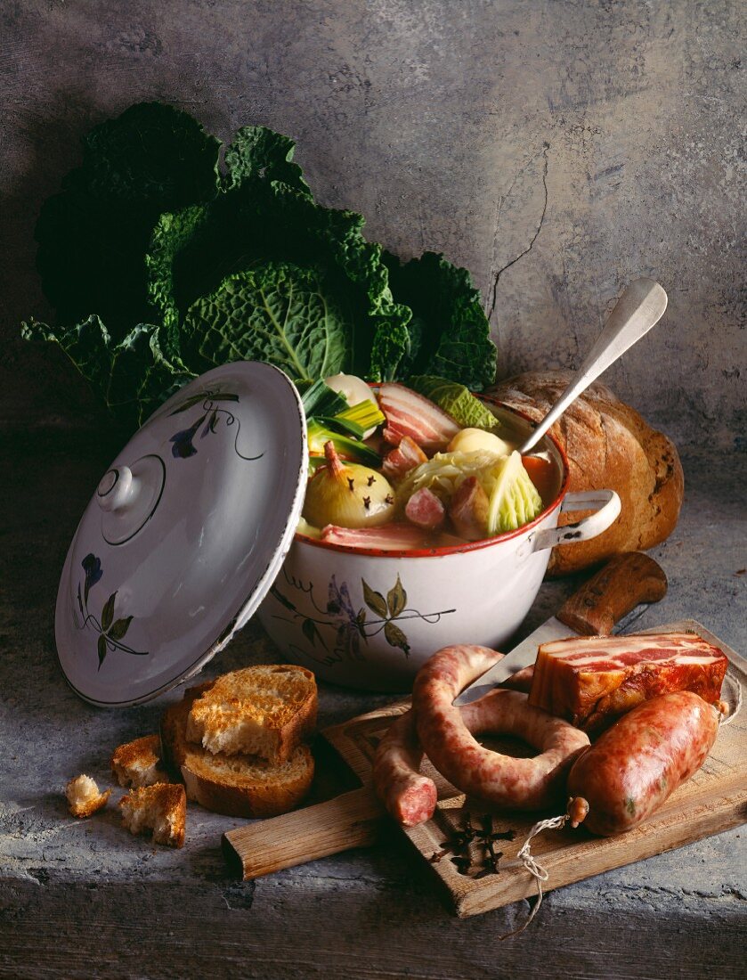 Pot au Feu et charcuterie (Eintopfgericht mit Gemüse, Würsten und Speck, Frankreich)