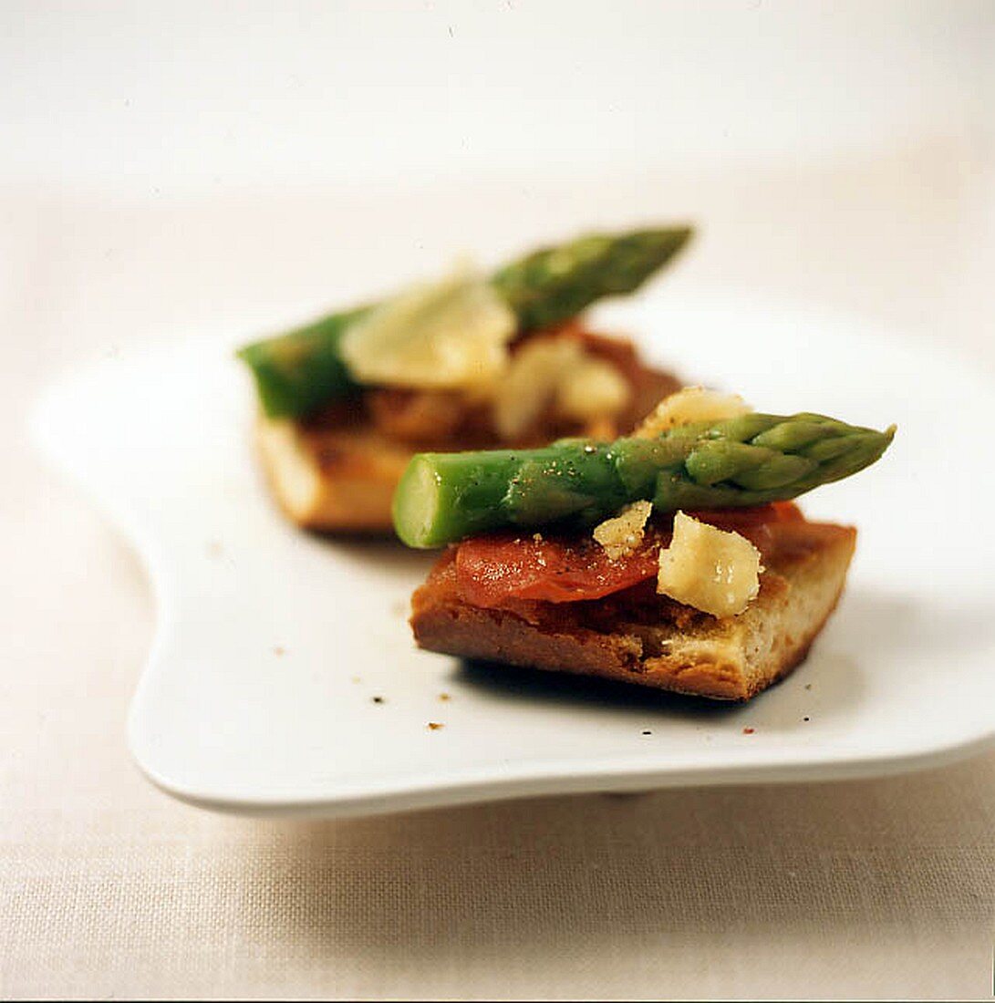 Crostini with tomatoes and asparagus