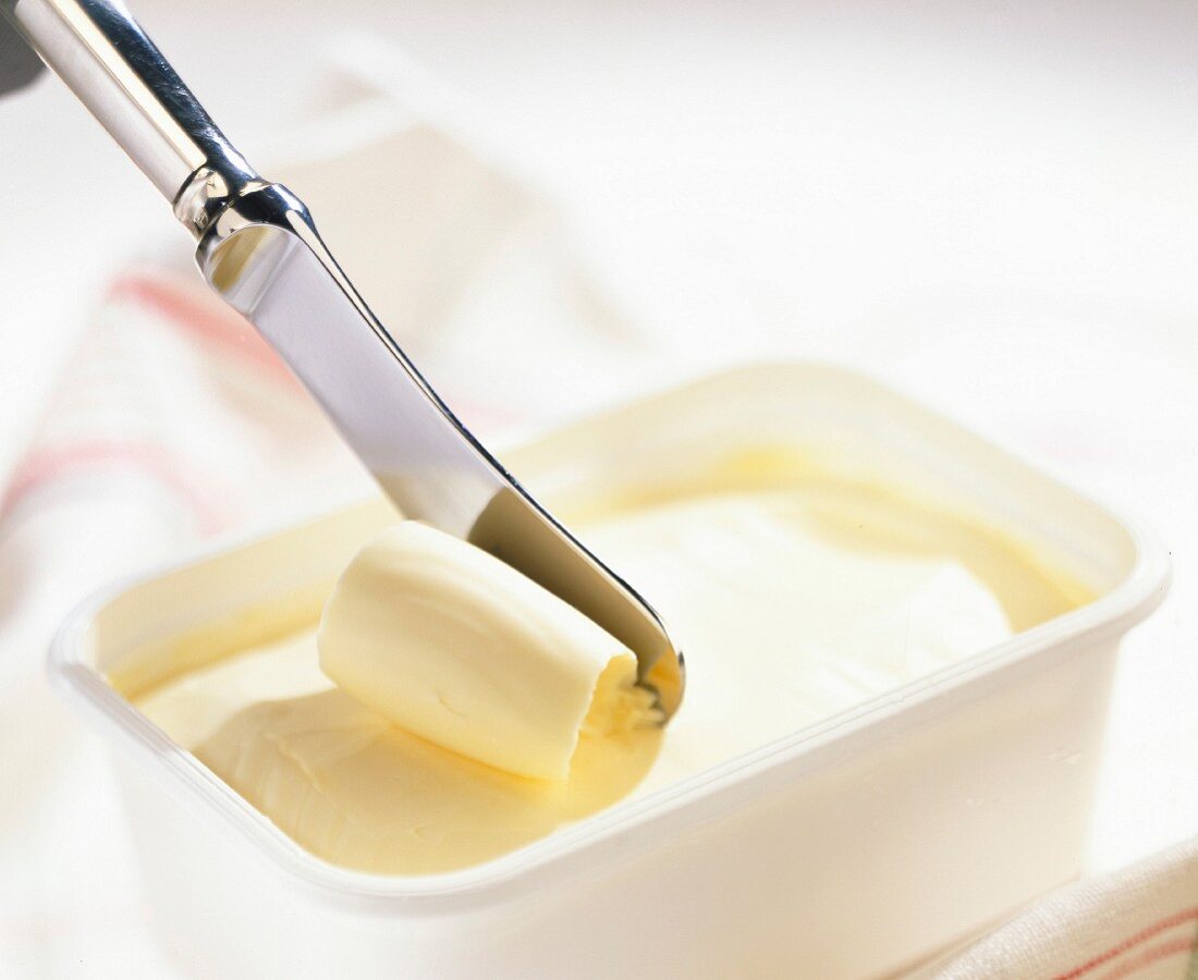 Eine Packung Margarine mit Messer
