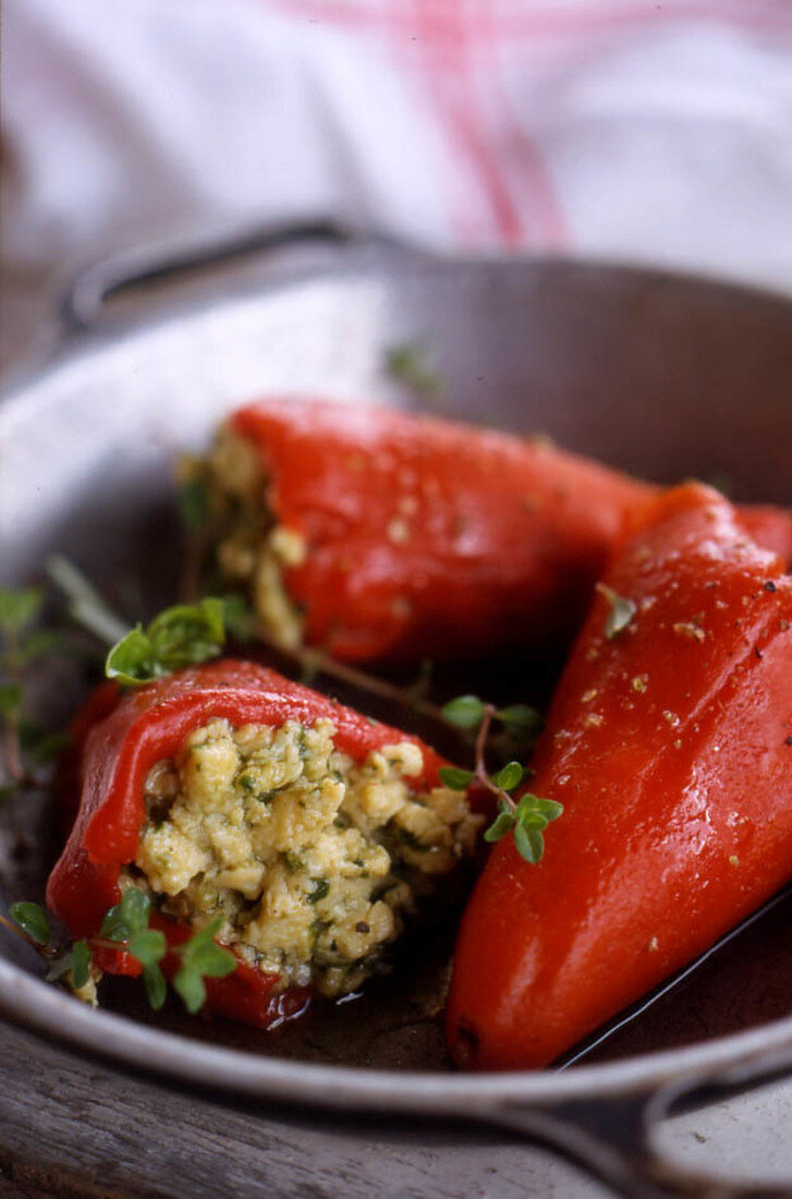 Gefüllte rote Paprika mit Rührei und Basilikum