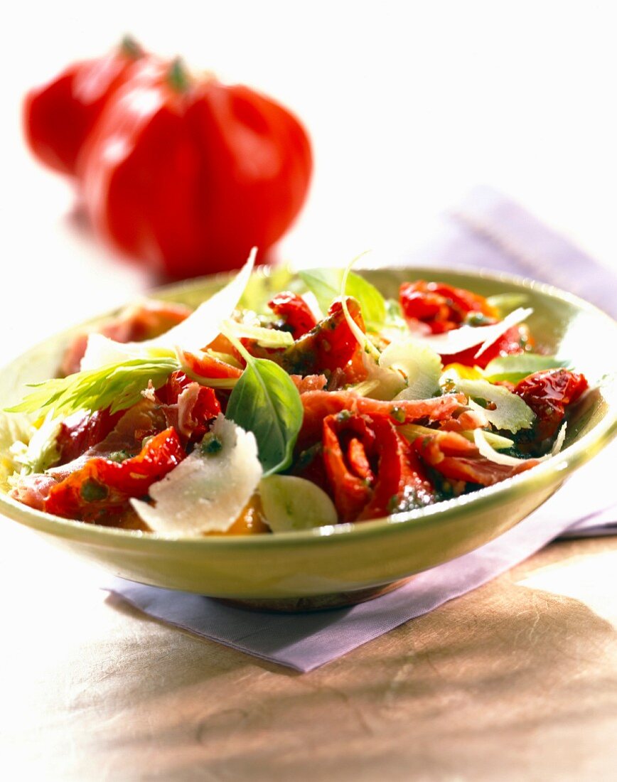 Salat mit marinierten Paprika, eingelegten Tomaten und Parmesan