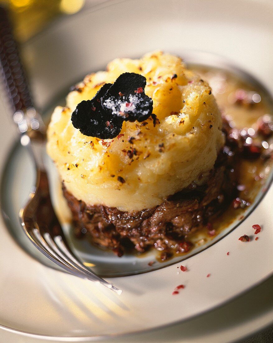 Parmentier de boeuf aux truffes (Schichtauflauf mit Rindfleisch, Kartoffelbrei und Trüffel)